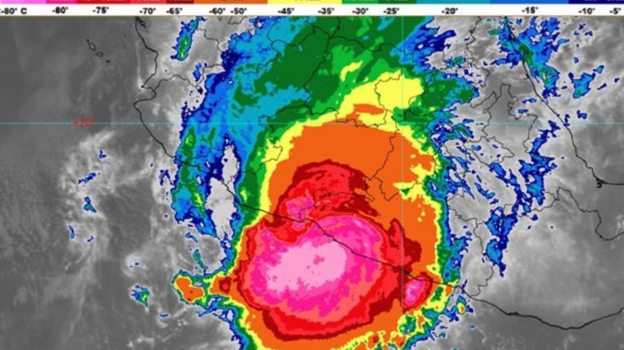  "Rick" toca tierra en Guerrero como huracán categoría 2