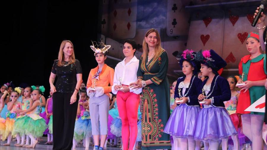 Alcaldesa asiste a presentación del ballet clásico "Alicia en el país de las maravillas"