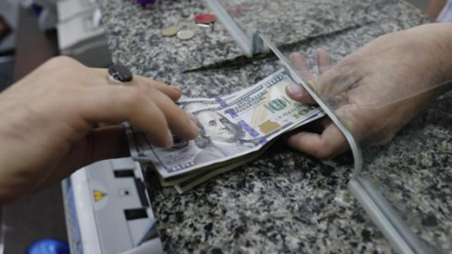 Dólar se vende en $17.95 en centros cambiarios 