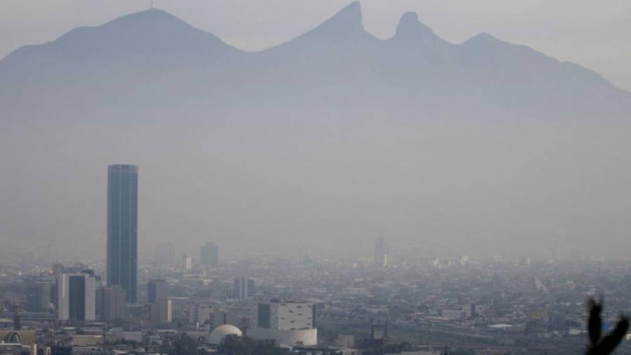 Pirotecnia y carnes asadas crean contingencia ambiental en Monterrey