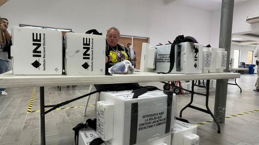 Distribuyen más de mil paquetes electorales a presidentes de casilla