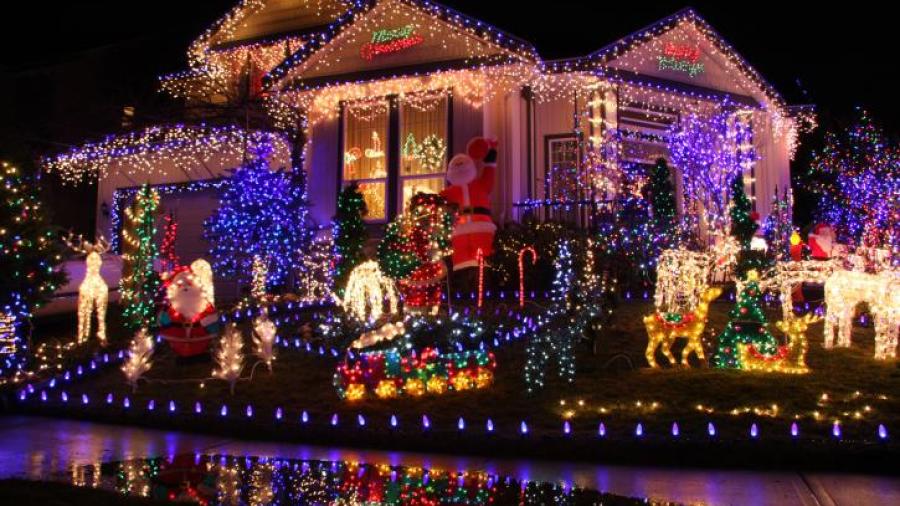 Familia en Florida es multada por instalar adornos navideños “demasiado pronto” 