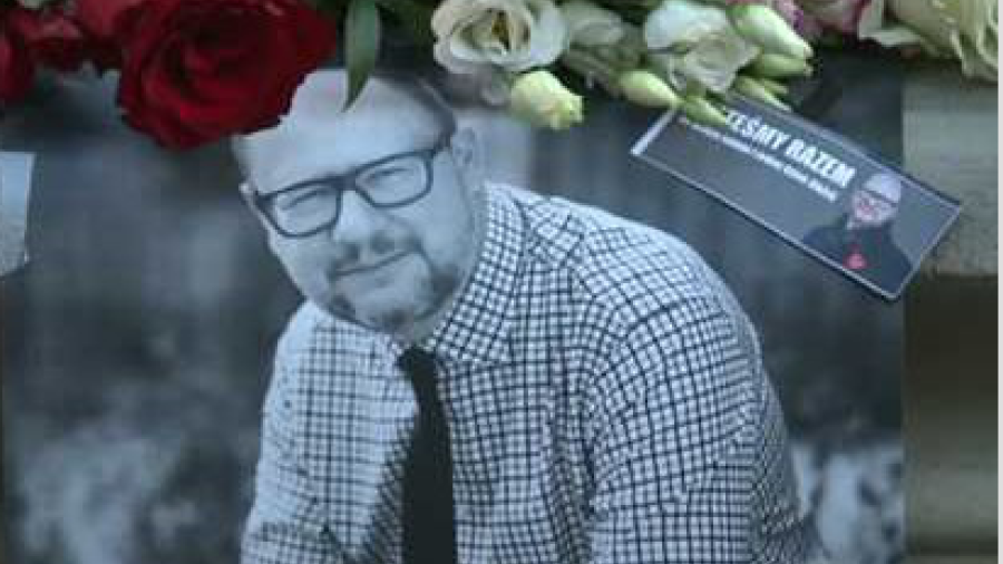 Legisladores en Polonia homenajean a alcalde asesinado