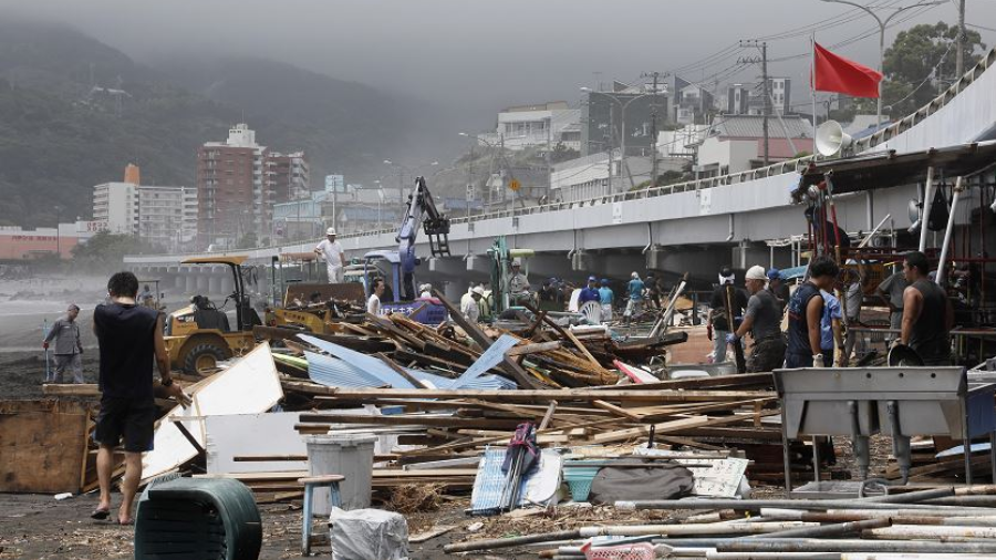 Tifón Jongdari toca tierra en Japón