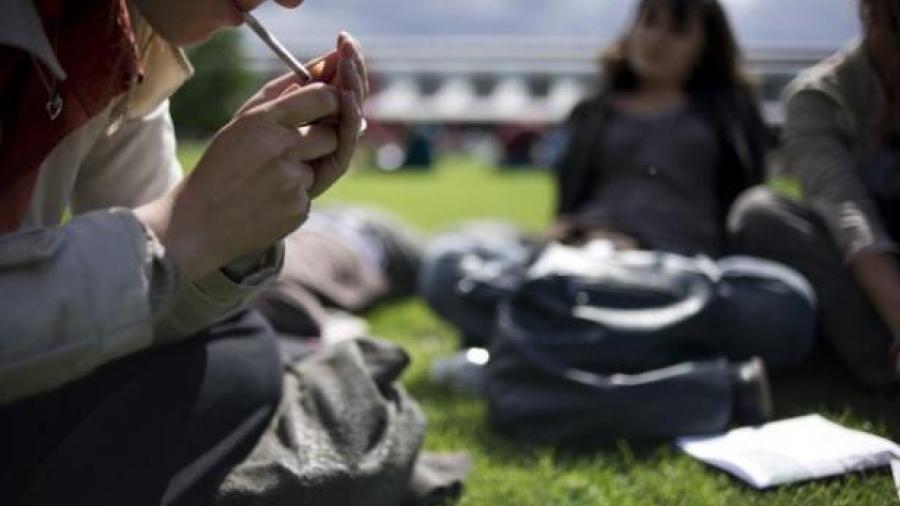 Al mes cinco estudiantes son sorprendidos ingiriendo marihuana 