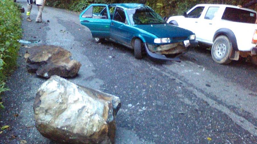 Fallece persona al derrumbarse dos rocas sobre su auto