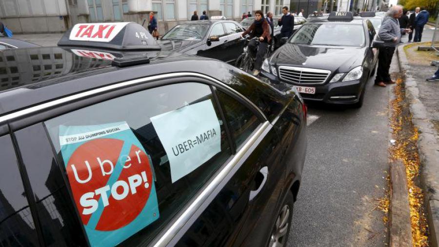 Taxistas protesta contra Uber en Bruselas