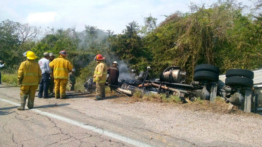 Chofer de tráiler muere quemado después de volcarse 