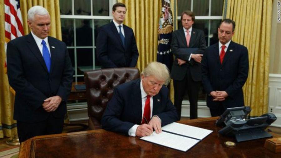 Trump firma decreto para apartar a EU del TPP