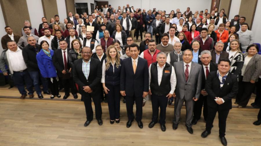 Reconocen maestros trabajo de alcalde Mario López