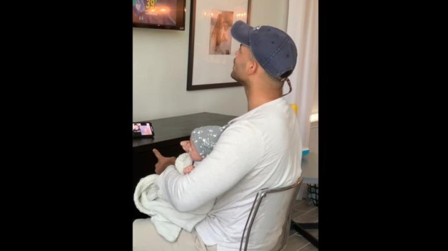 Mujer cambia a su bebé por un muñeco para ver si su esposo se daba cuenta