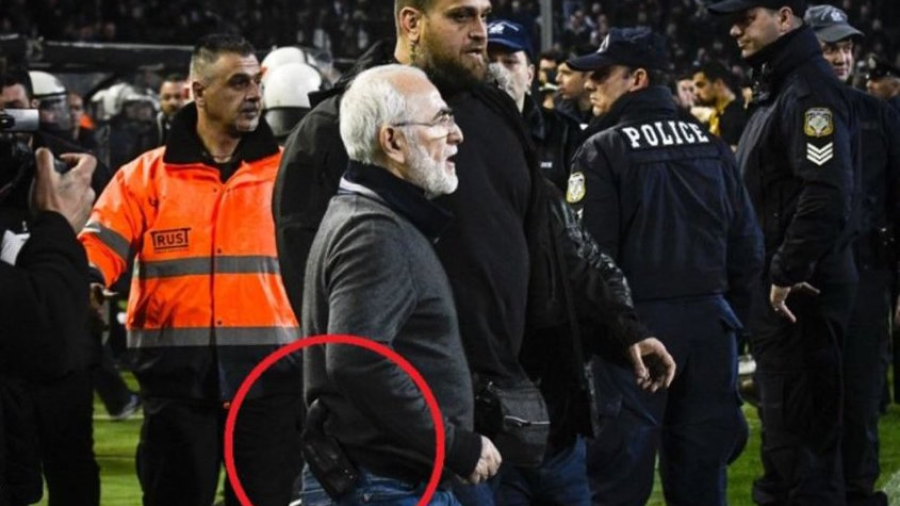 Presidente de club griego invade la cancha supuestamente armado