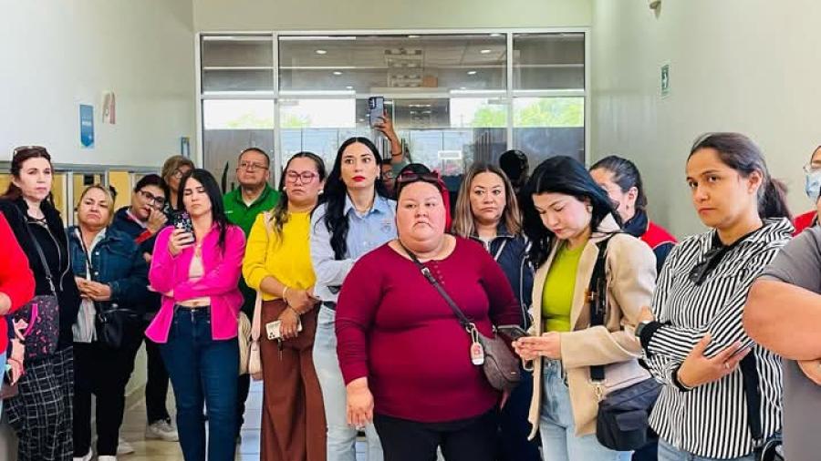 Maestros de Inglés se manifiestan en CREDE Matamoros