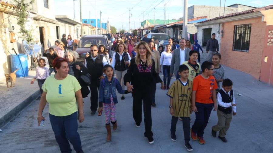 Entrega Maki 7 calles pavimentadas más