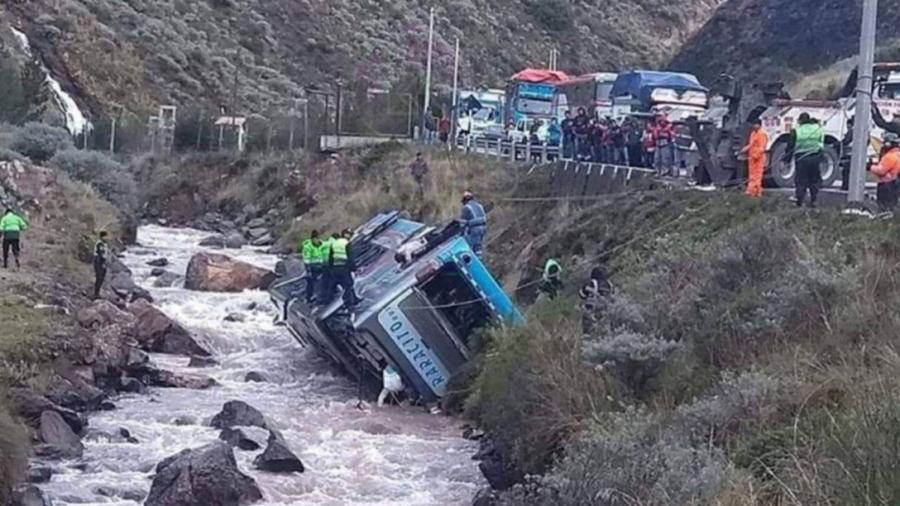 Al menos 8 muertos tras caída de un autobús a un río en Perú
