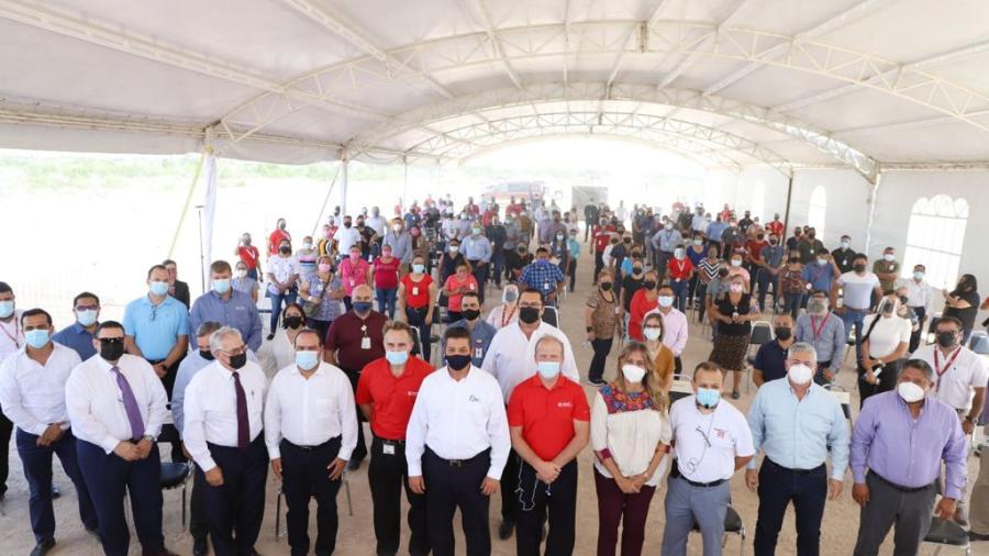 Colocan Maki Ortiz y directivos de Kimball Electronics primera piedra de la Planta II