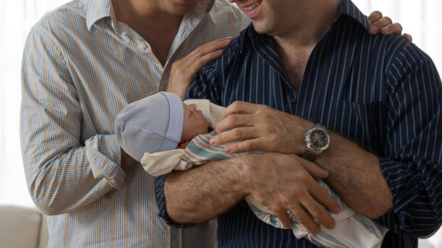 Conceden amparo a pareja homosexual para registrar a su hijo con ambos apellidos