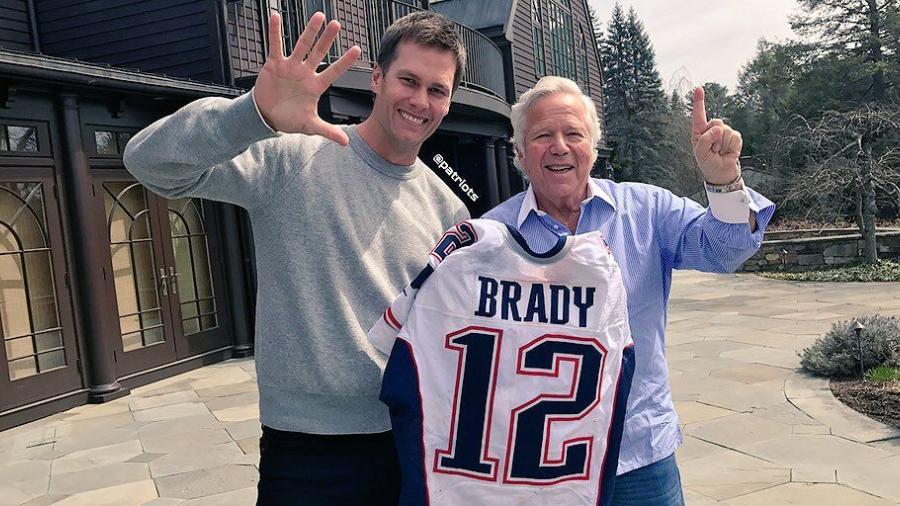 Brady recibe sus jersey robado del Super Bowl LI
