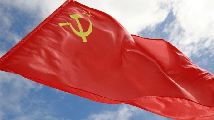 Joven extiende bandera de la Unión Sovietica en discurso de Trump