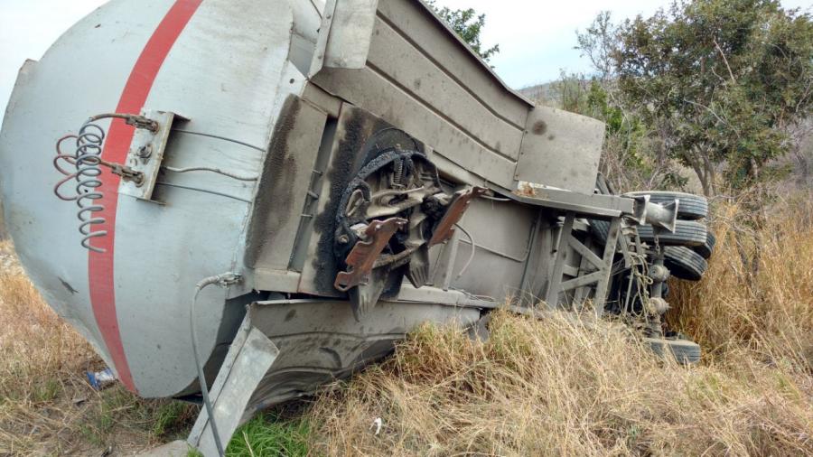 Cierran carretera federal ante temor de explosi&oacute;n de un tanque con gasolina