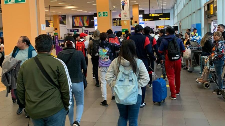 Llegan a México futbolistas tras permanecer varados en Perú