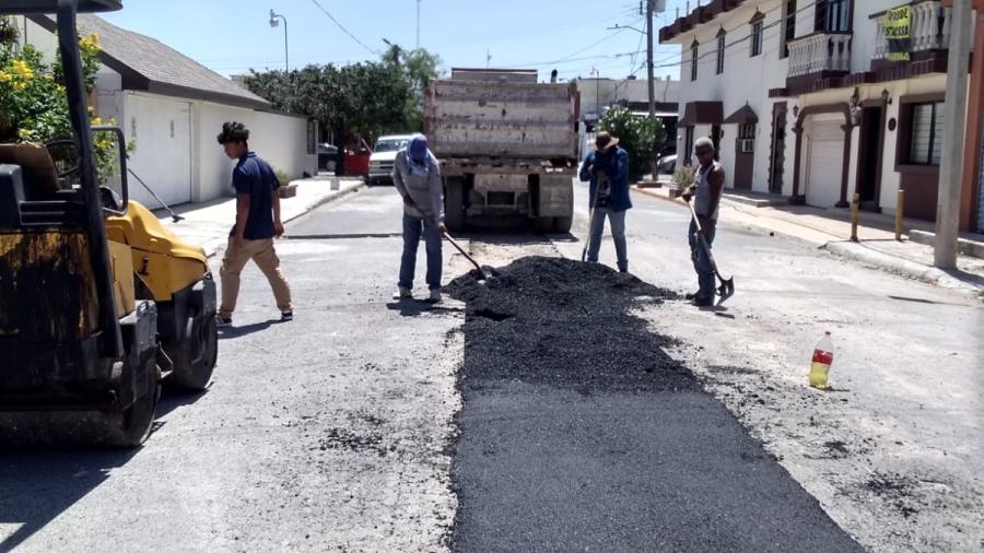 Trabajaron Municipio y COMAPA en rehabilitación de drenaje sanitario en la colonia Longoria