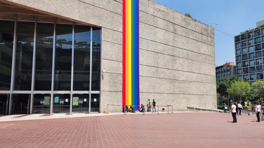 Reinstalan bandera LGBTQ+ en Infonavit luego de protestas por homofobia 