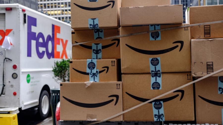 A días de Navidad, Amazon prohibe a vendedores usar FedEx para entregas