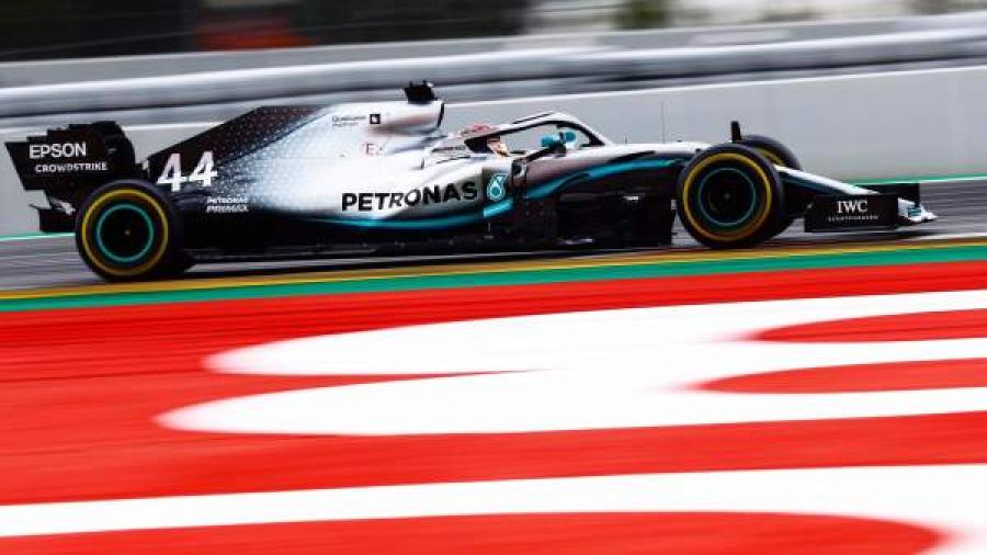 Lewis Hamilton se lleva el GP de España, Checo Pérez termina en la posición quince