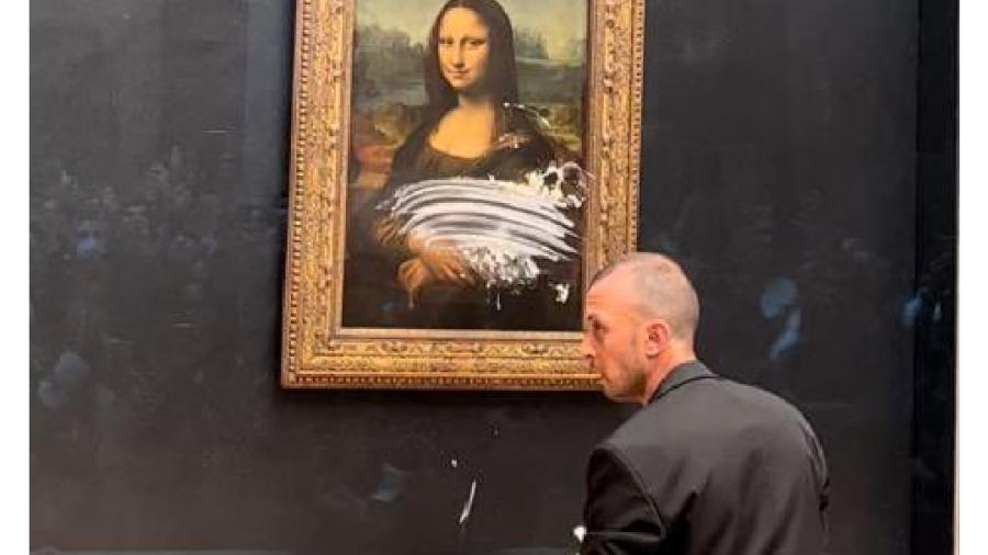 La Gioconda es atacada con pastelazo 