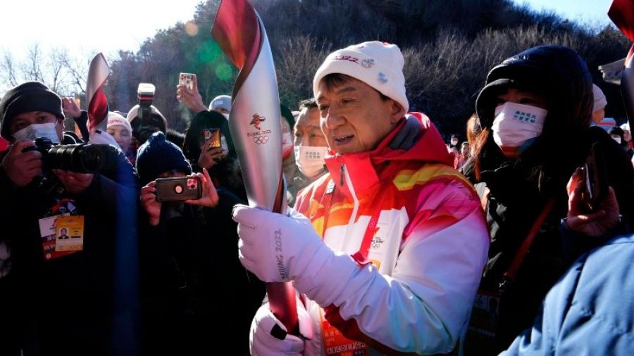 Jackie Chan lleva la antorcha olímpica para los juegos de invierno