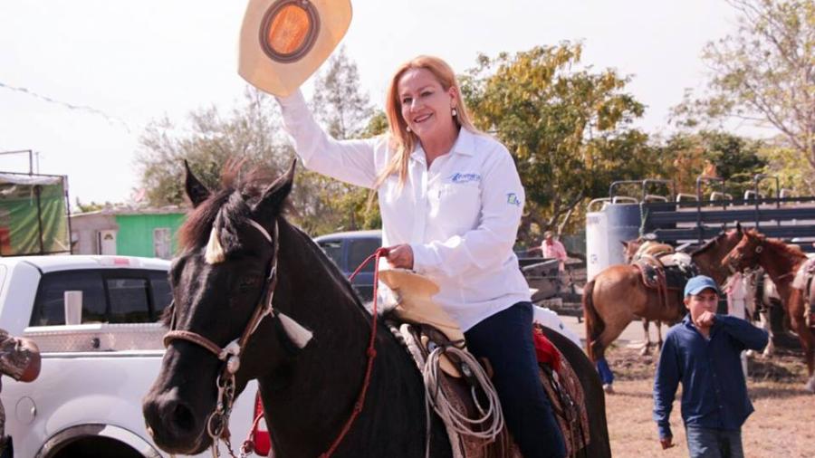 Alcaldesa asiste a Aniversario del el ejido Santa Juana