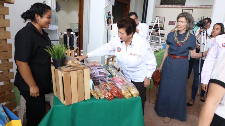 Alcaldesa apoya a empresarias tampiqueñas en el Lady Market Tampico