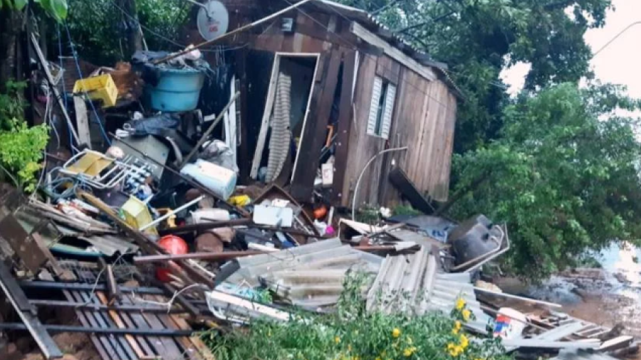 Al menos 11 muertos y 15 desaparecidos por el paso de un ciclón en Brasil