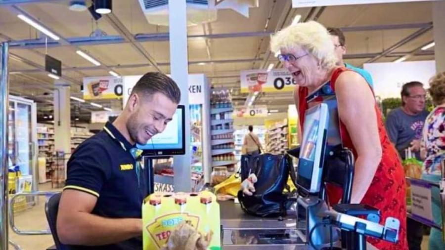 Conoce las "cajas lentas" en supermercados holandeses para combatir la soledad