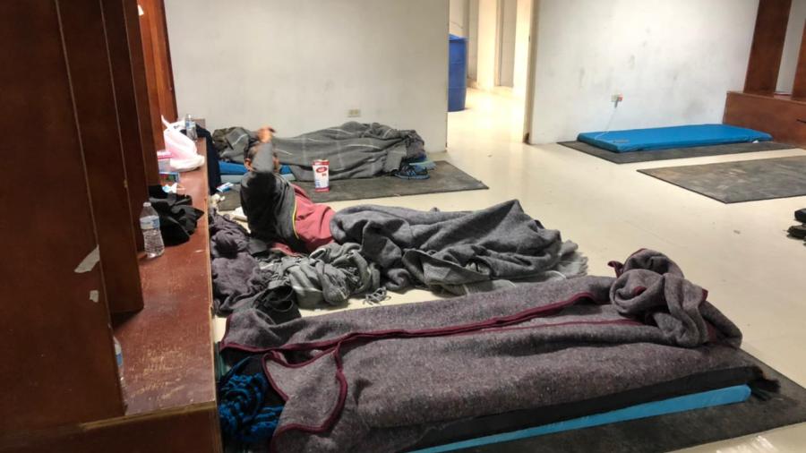 Habilitan Polideportivo como albergue por bajas temperaturas 