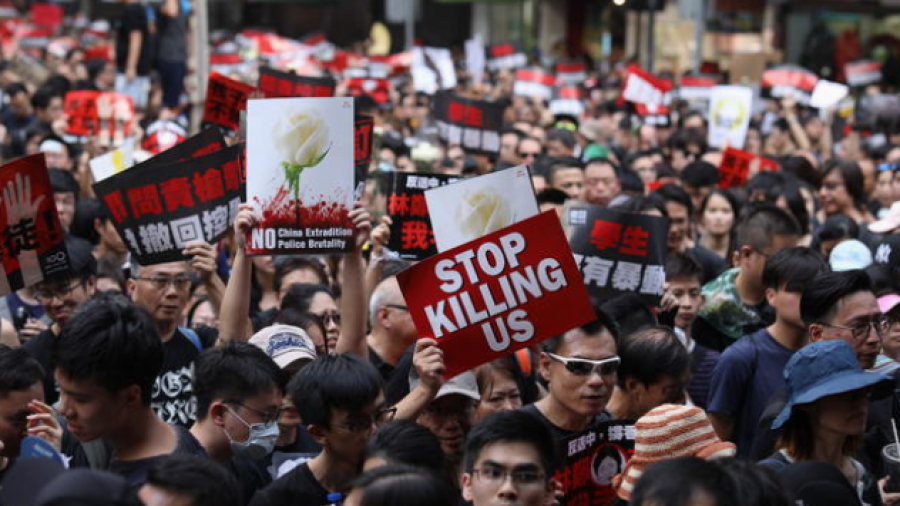 Miles de personas se manifiestan en Hong Kong