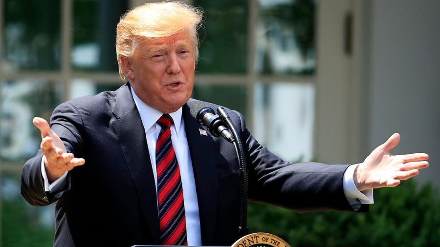 Trump retrasa aranceles a importaciones de autos y componentes