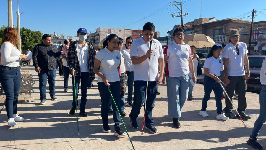 Realizan caminata del bastón blanco en para concientizar sobre discapacidad visual