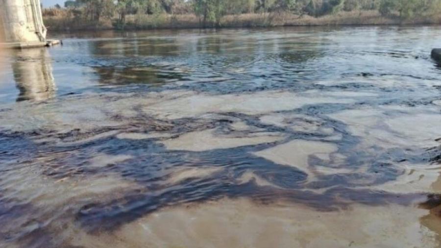 Pemex recupera 345 mil litros de crudo en el río Pantepec, Veracruz