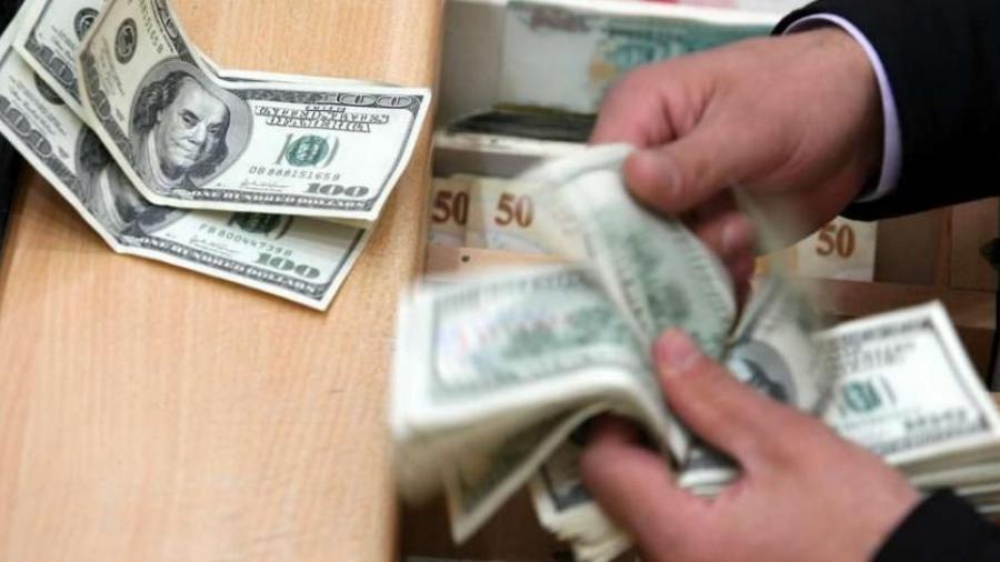 Dólar se vende en el AICM en 18.63 pesos