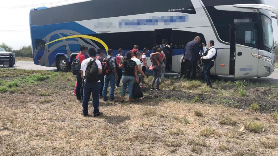 Rescatan a 15 migrantes en la carretera Victoria-Soto la Marina