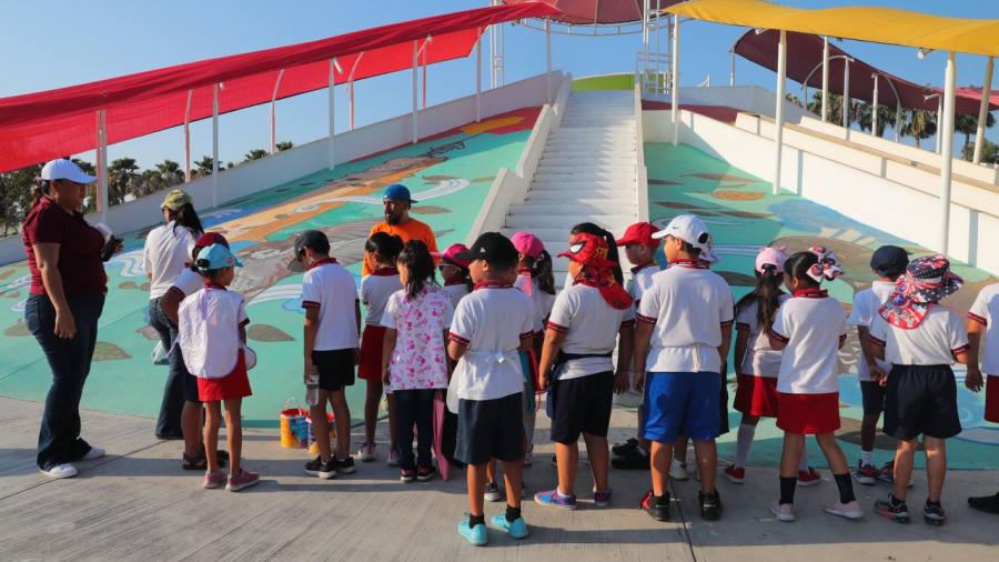 Se unen niñas y niños a pinta de mural en Parque Mendoza