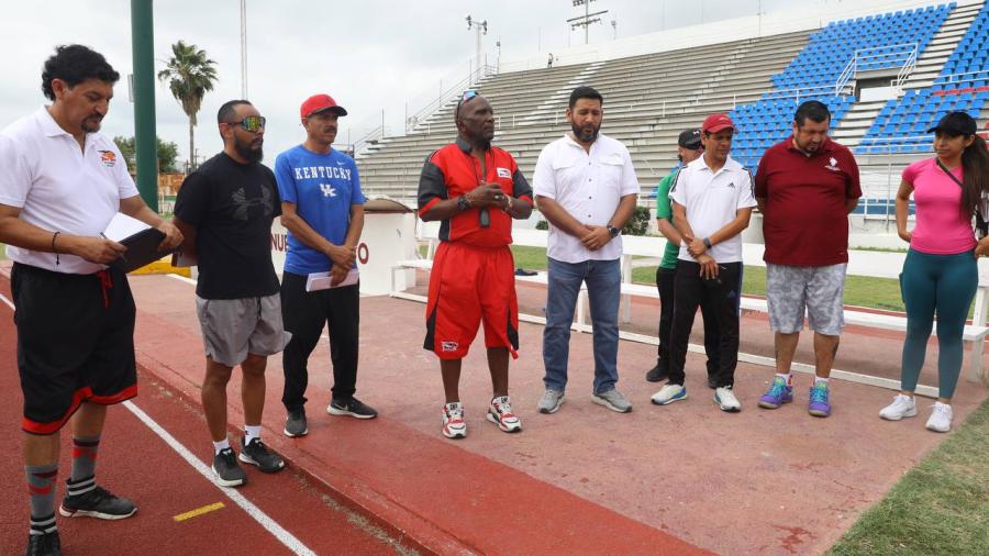 Entrenadores físicos aprenden estrategias para mejorar su enseñanza con niños y jóvenes