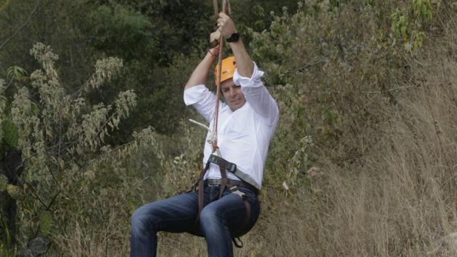 Se lanza de tirolesa Alejandro Murat