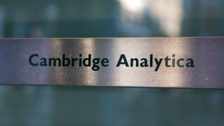Renuncia consejero de Cambridge Analytica
