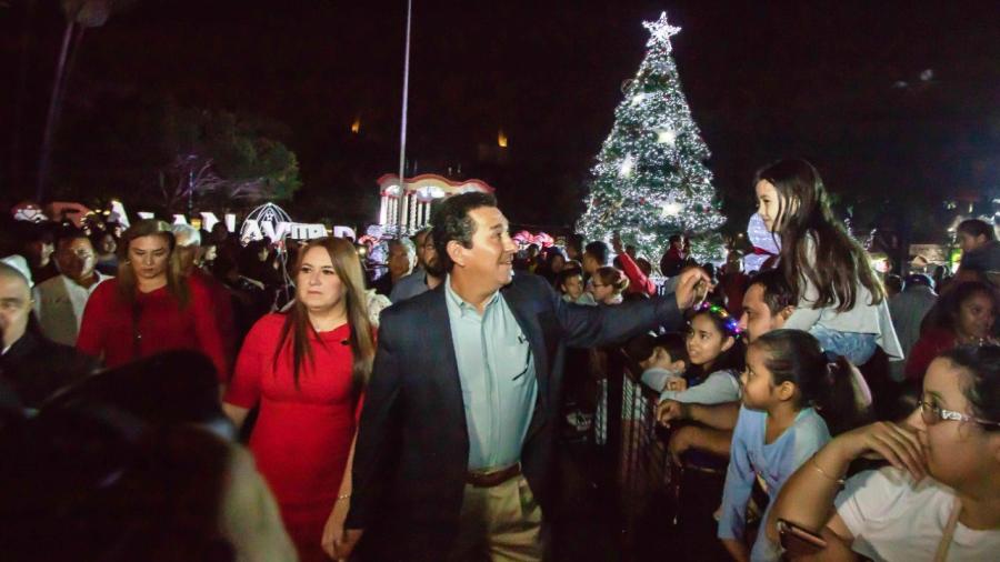 Encienden Mario y Marsella el Amor a la Navidad con monumental árbol y espectacular desfile navideño  