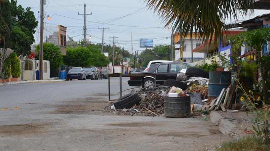 Invaden calles con chatarra automotriz