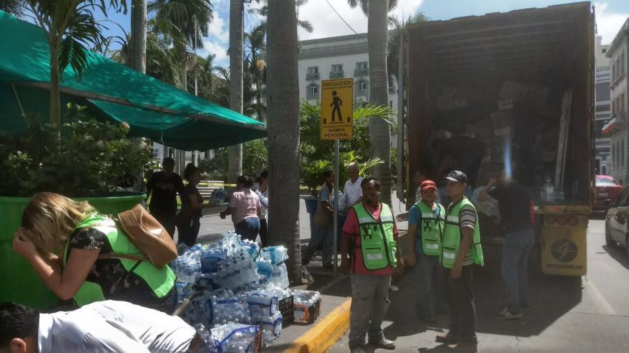 Sale tráiler con 20 toneladas de ayuda humanitaria a Oaxaca