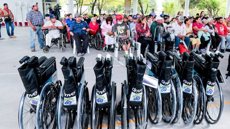 DIF Reynosa  entrega sillas de ruedas 